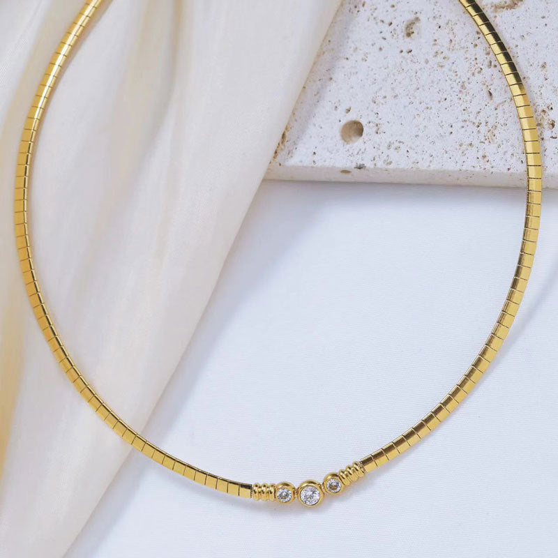 A Flat Snake-chain