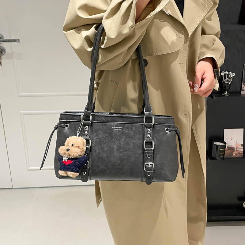 A Women Shoulder Bag