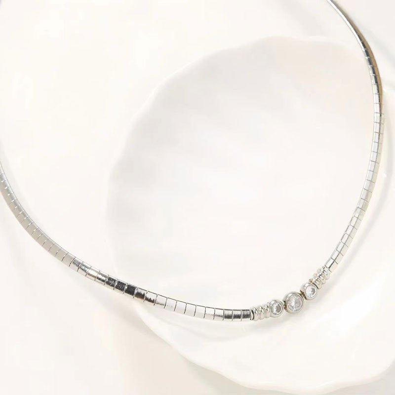 A Flat Snake-chain